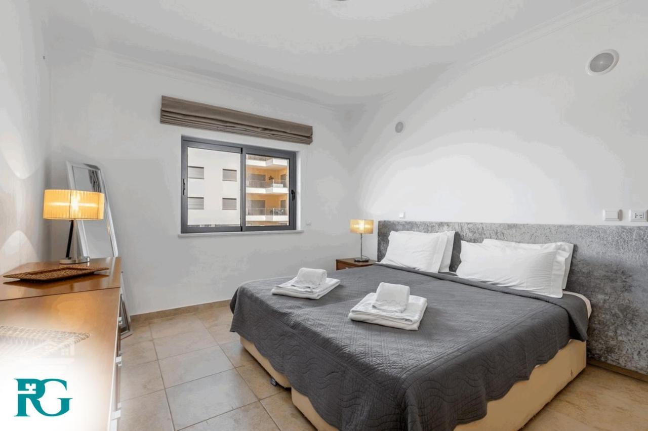 With Pools And Parking #1934 Apartamento